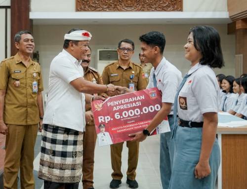 Wabup Guru Pandu Serahkan Uang Apresiasi kepada Anggota Paskibraka Karangasem 2026